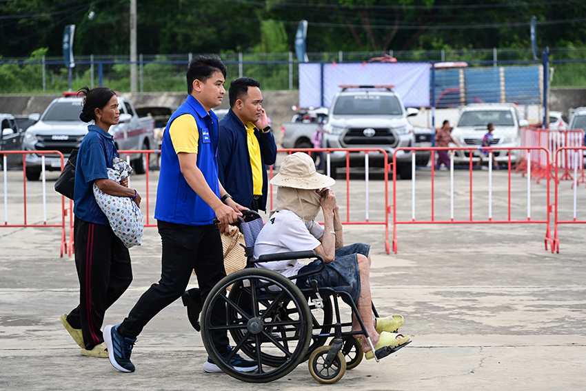 สนามช้างเป็นศูนย์พักพิงผู้ประสบภัยชายแดน