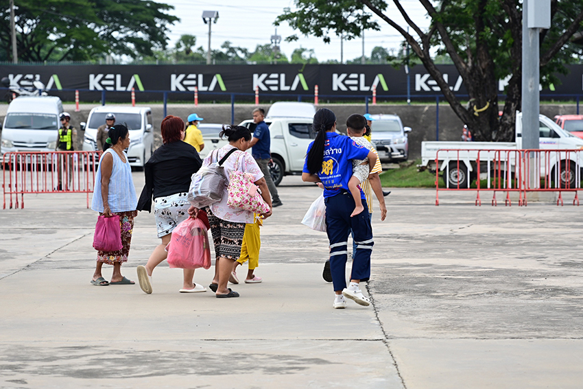 สนามช้างเป็นศูนย์พักพิงผู้ประสบภัยชายแดน