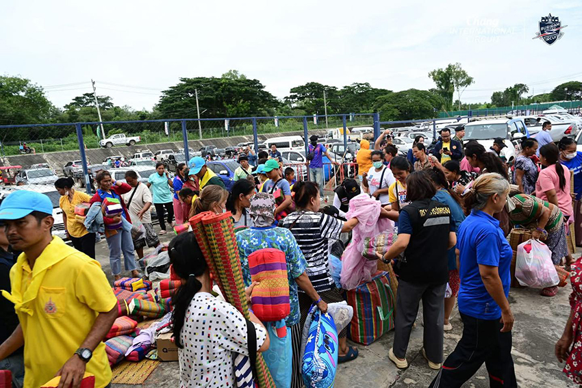 สนามช้างเป็นศูนย์พักพิงผู้ประสบภัยชายแดน
