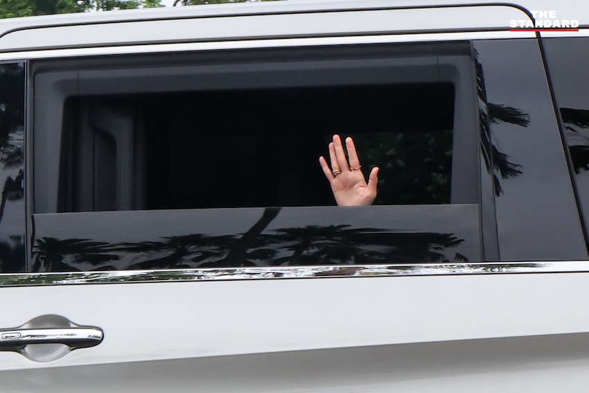 แพทองธารโบกมือลาทำเนียบฯ หลังแถลงสื่อ น้อมรับคำสั่งศาล ย้ำทำเพื่อประเทศชาติ