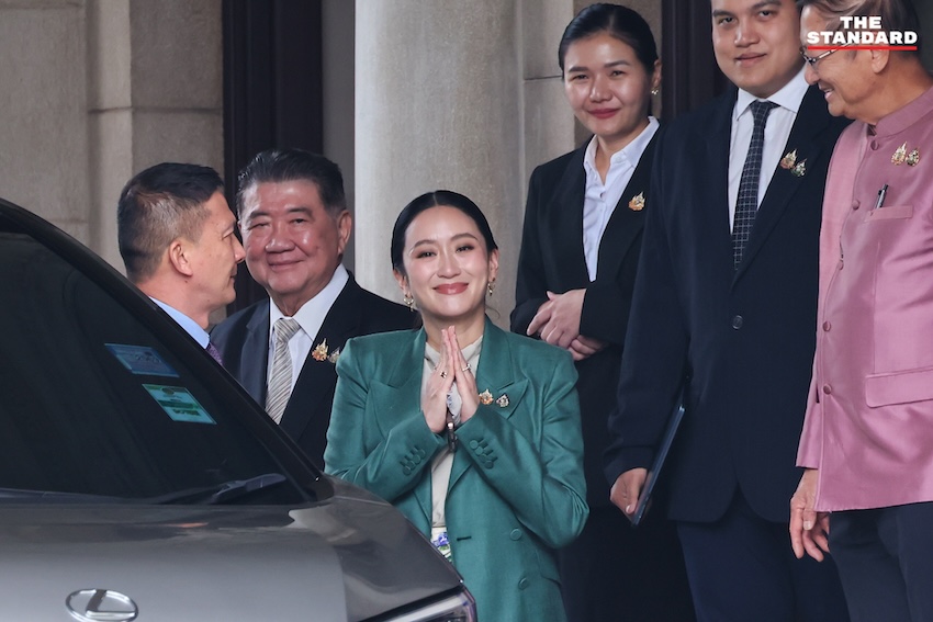 แพทองธารโบกมือลาทำเนียบฯ หลังแถลงสื่อ น้อมรับคำสั่งศาล ย้ำทำเพื่อประเทศชาติ
