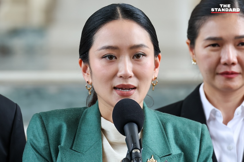 แพทองธารโบกมือลาทำเนียบฯ หลังแถลงสื่อ น้อมรับคำสั่งศาล ย้ำทำเพื่อประเทศชาติ