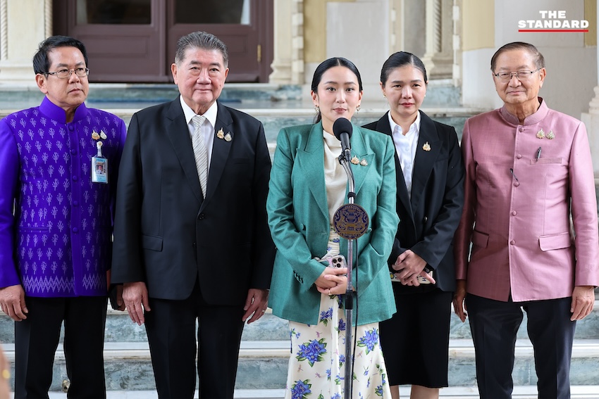 แพทองธารโบกมือลาทำเนียบฯ หลังแถลงสื่อ น้อมรับคำสั่งศาล ย้ำทำเพื่อประเทศชาติ