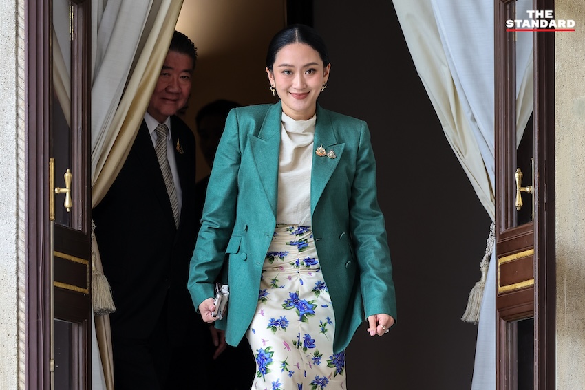 แพทองธารโบกมือลาทำเนียบฯ หลังแถลงสื่อ น้อมรับคำสั่งศาล ย้ำทำเพื่อประเทศชาติ