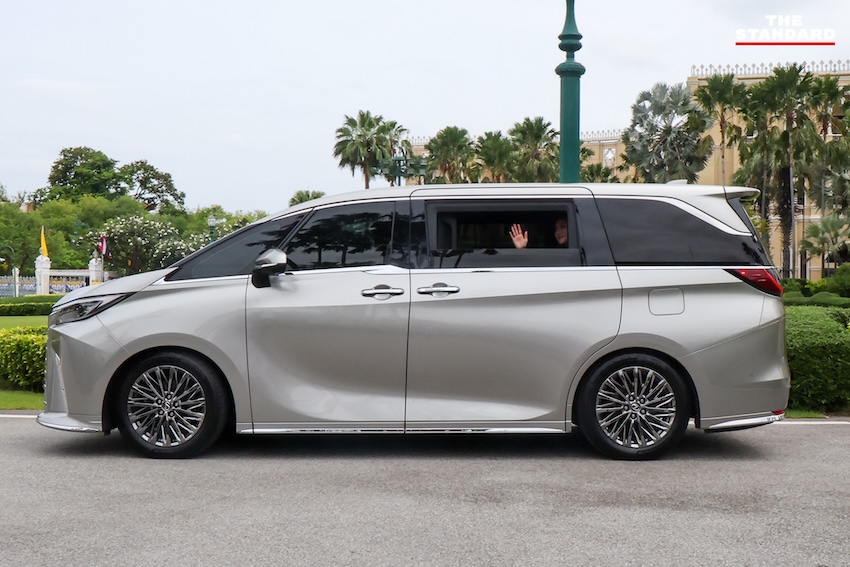 แพทองธารโบกมือลาทำเนียบฯ หลังแถลงสื่อ น้อมรับคำสั่งศาล ย้ำทำเพื่อประเทศชาติ