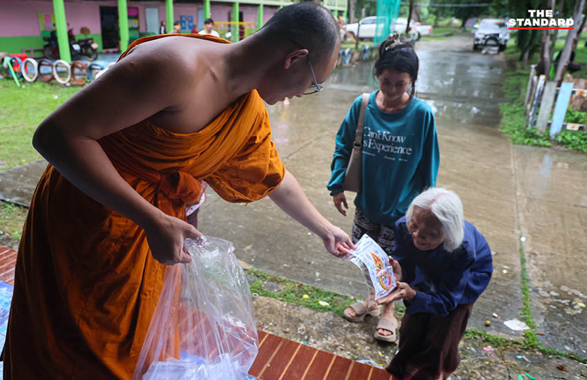 พระสงฆ์ลงพื้นที่ศูนย์อพยพชายแดน

