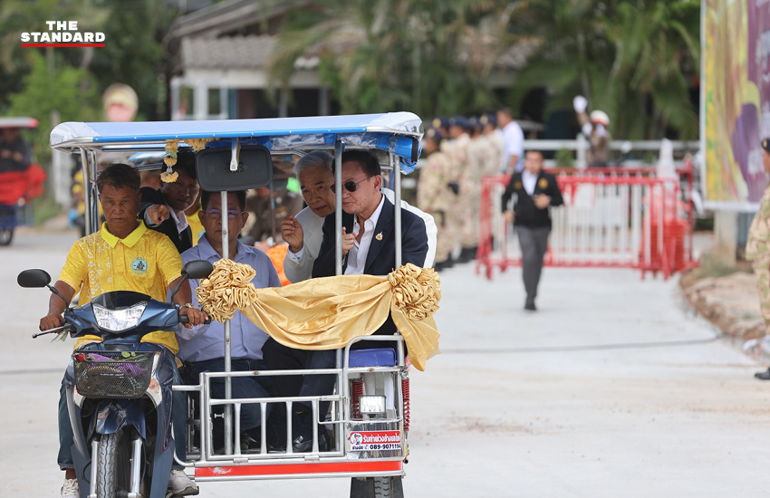 ทักษิณ ชินวัตร เททองหล่อหลวงพ่อคูณวัดบ้านไร่