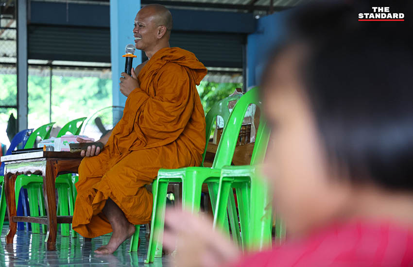 พระสงฆ์ลงพื้นที่ศูนย์อพยพชายแดน

