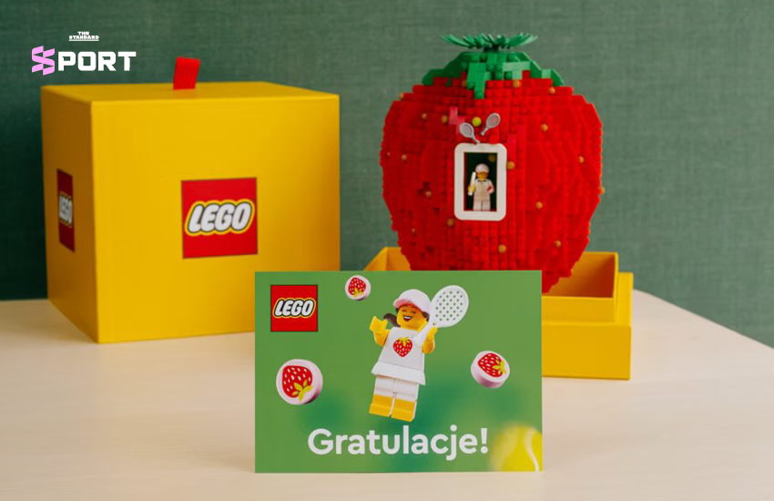 อิกา ซิออนเท็กถือสตรอว์เบอร์รียักษ์ LEGO หลังคว้าแชมป์วิมเบิลดัน 