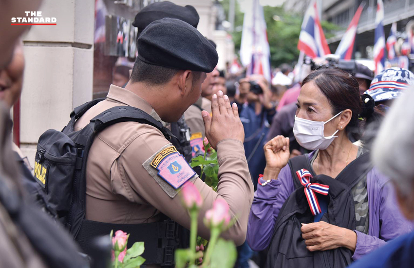 กลุ่มมวลชนชูธงชาติหน้า สตช. ให้กำลังใจตำรวจชายแดน