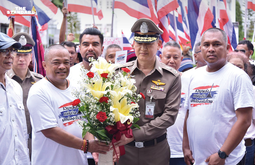 กลุ่มมวลชนชูธงชาติหน้า สตช. ให้กำลังใจตำรวจชายแดน