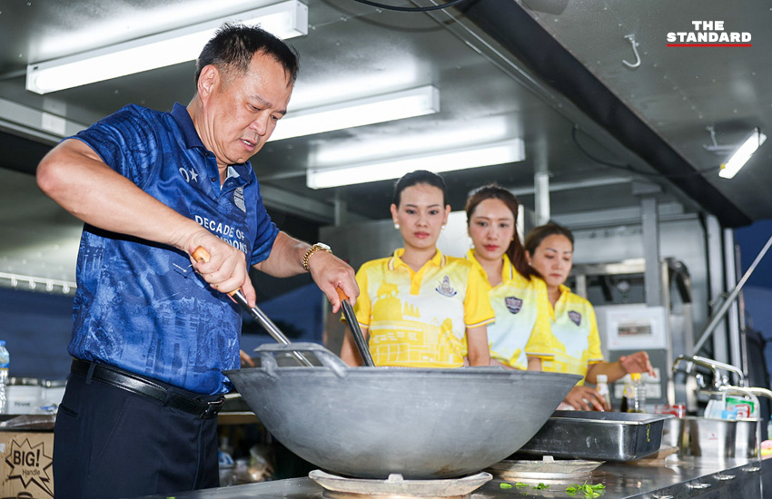 อนุทินเยี่ยมศูนย์พักพิงสนามช้าง บุรีรัมย์