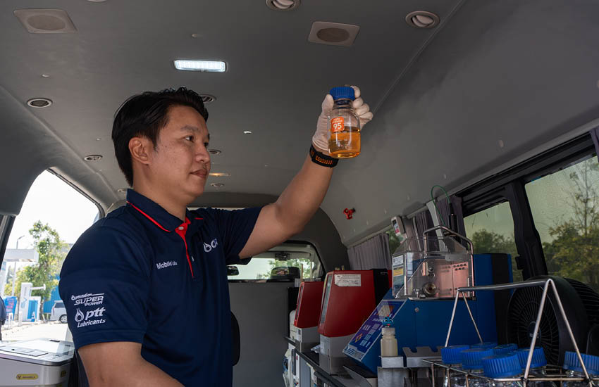 กระบวนการนำตัวอย่างน้ำมันจากหัวจ่ายสู่การตรวจสอบ 