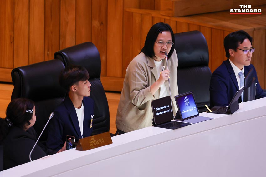 ตัวแทนประชาชนและ สส. พรรคประชาชนร่วมยกสามนิ้ว เรียกร้องนิรโทษกรรมรวมคดี ม.112