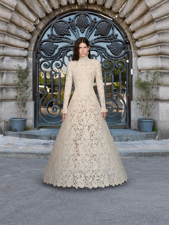 ลุคจากคอลเล็กชัน Balenciaga 54th Couture ที่ถ่ายตามสถานที่สำคัญในกรุงปารีส ส่งท้ายยุคของ Demna อย่างสง่างาม