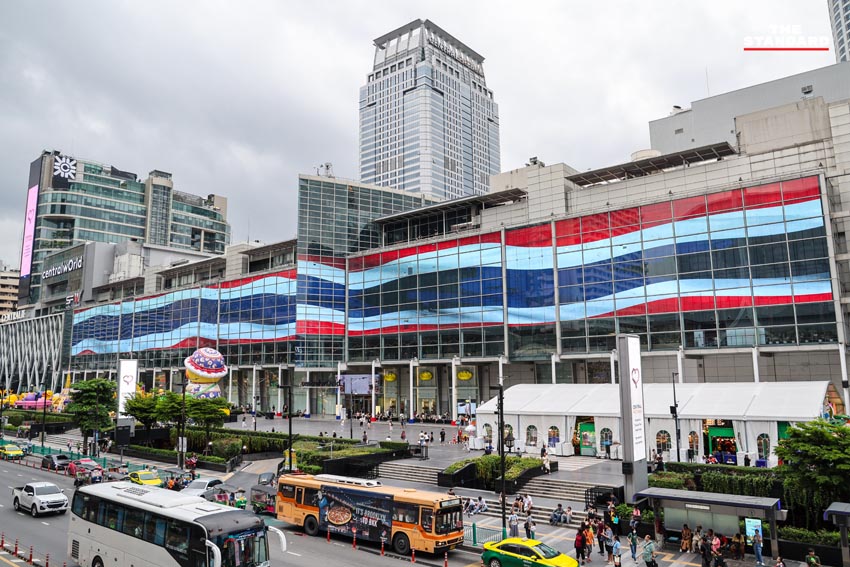ภาพธงชาติไทยบนจอ LED ที่เซ็นทรัลเวิลด์ ส่งกำลังใจแนวชายแดน