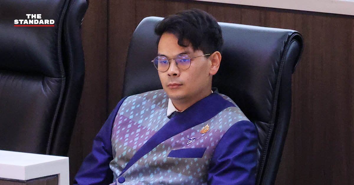 ไชยชนก ชิดชอบ ให้สัมภาษณ์เรื่องที่ดินเขากระโดงที่อาคารรัฐสภา
