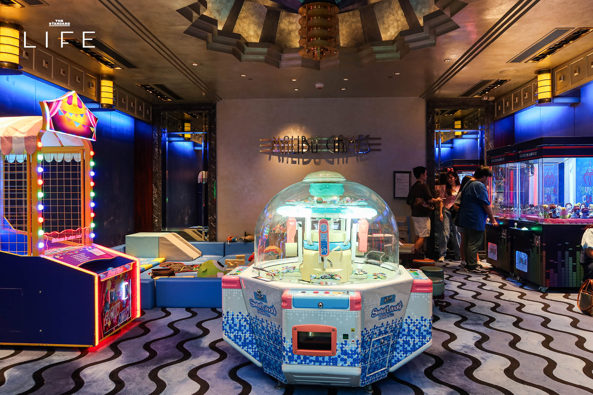 บรรยากาศ Disney’s Hollywood Hotel ฮ่องกง พร้อมตัวละครดิสนีย์และของที่ระลึกฉลองครบรอบ 20 ปี