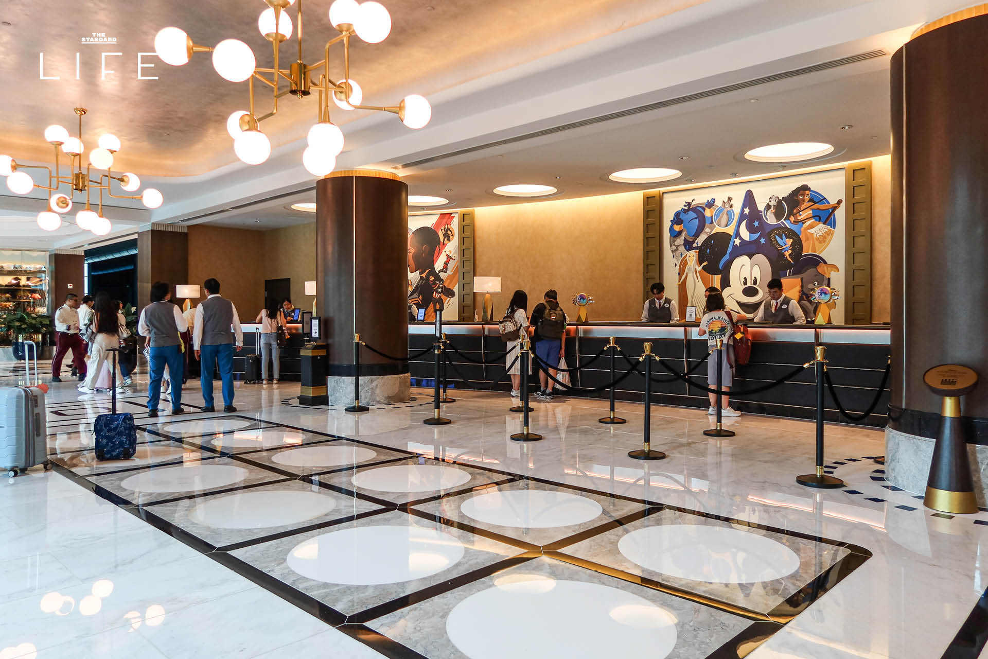 บรรยากาศ Disney’s Hollywood Hotel ฮ่องกง พร้อมตัวละครดิสนีย์และของที่ระลึกฉลองครบรอบ 20 ปี