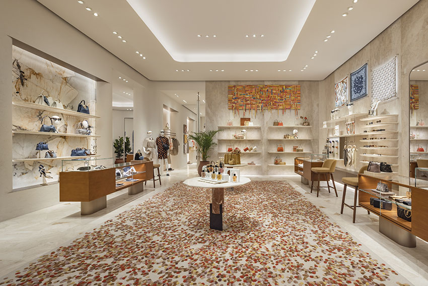 บูติก FENDI ICONSIAM ดีไซน์ผสมไทย-อิตาลี โรมันร่วมสมัย พร้อมกระเป๋า Peekaboo และ Baguette