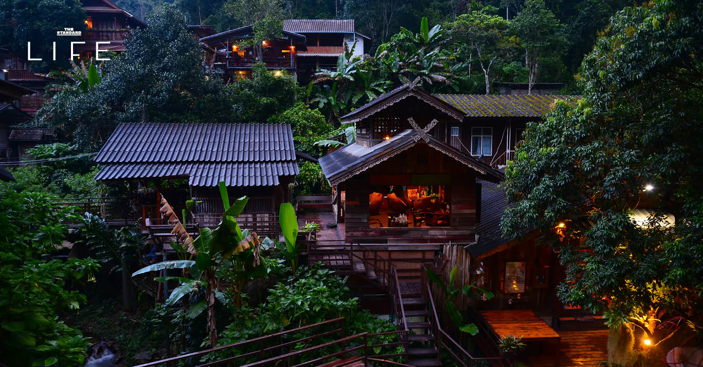 นักเดินทางรุ่นใหม่พักในที่พักท่ามกลางธรรมชาติ เช่น เต็นท์ วิลล่า และบ้านไม้