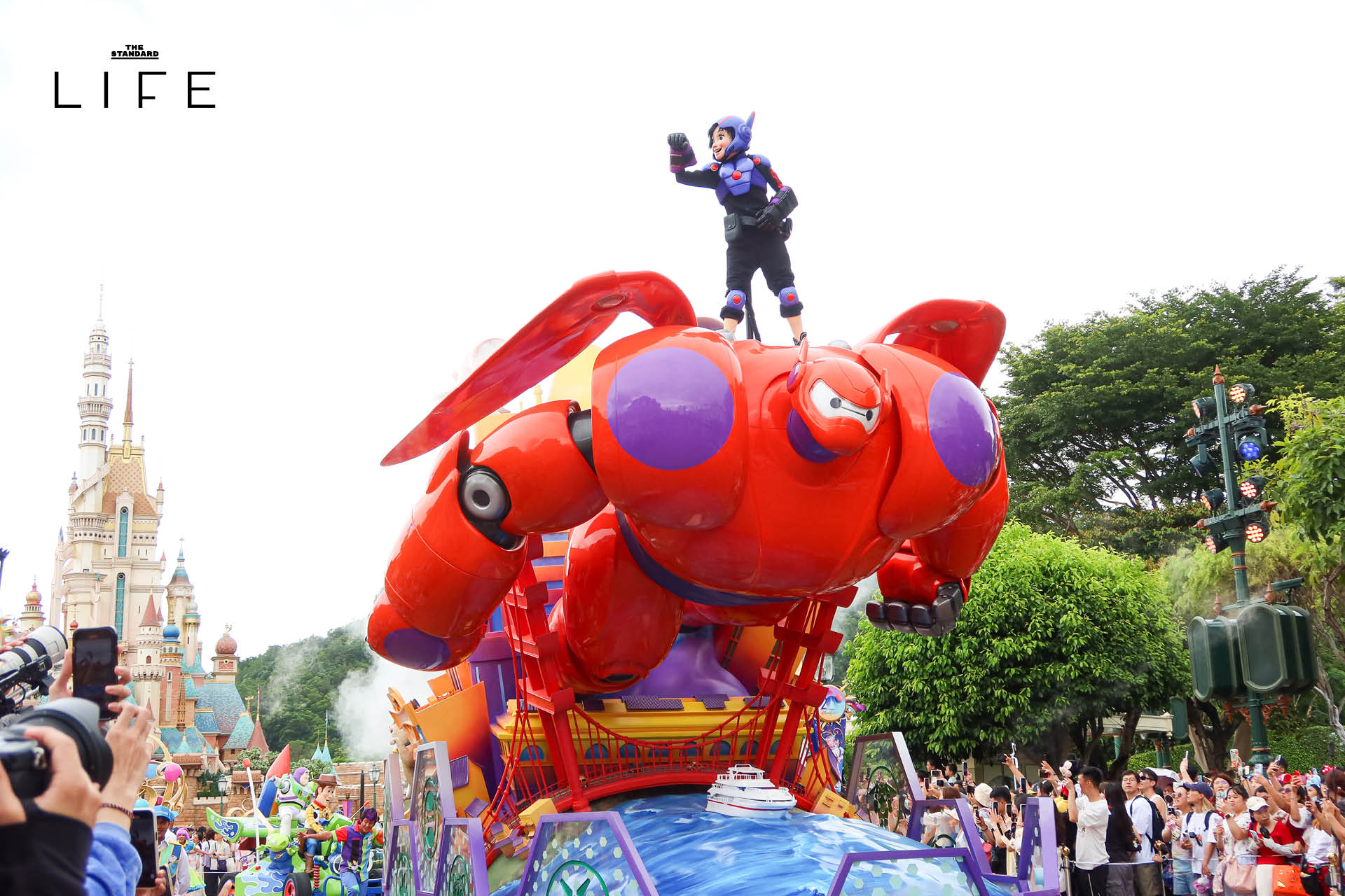 ตัวละครดิสนีย์ในขบวนพาเหรด Friendtastic! สวมชุดพิเศษฉลอง 20 ปี