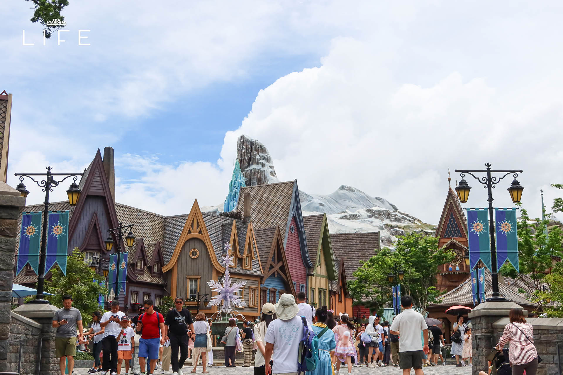 ตัวละครดิสนีย์ในขบวนพาเหรด Friendtastic! สวมชุดพิเศษฉลอง 20 ปี