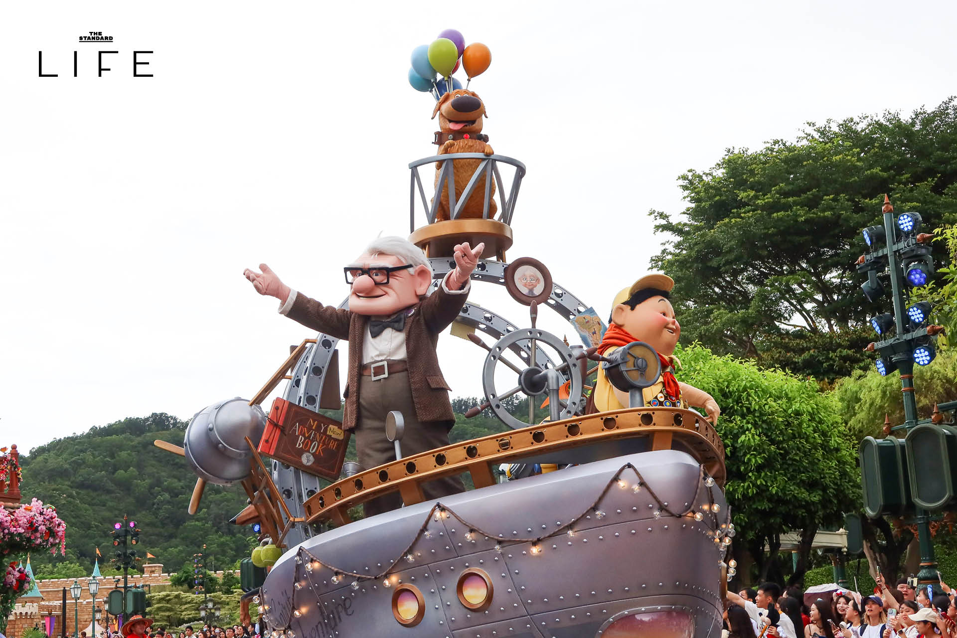 ตัวละครดิสนีย์ในขบวนพาเหรด Friendtastic! สวมชุดพิเศษฉลอง 20 ปี