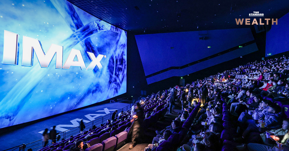 จอภาพยนตร์ IMAX ขนาดใหญ่ฉายหนังฟอร์มยักษ์พร้อมผู้ชมแน่นโรง