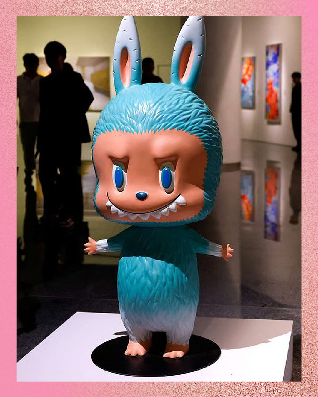ตุ๊กตา LABUBU วางคู่กระเป๋า Birkin แสดงความหรูหราแนวใหม่แบบ Kawaii
