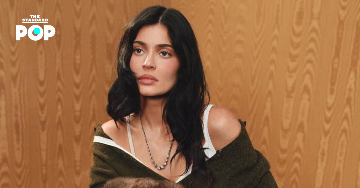 Kylie Jenner สวมลุคผ้านิตสีเขียวเข้มพร้อมขนเฟอร์ในแคมเปญ Miu Miu Fall/Winter 2025