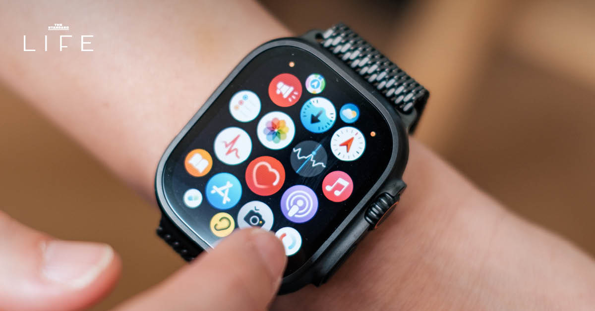 ภาพตัวอย่างการใช้ Apple Watch ตรวจการนอน และ AirPods Pro 2 ทดสอบการได้ยินในตอนเช้า