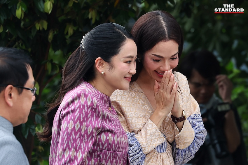 แพทองธาร ชินวัตร ไหว้สิ่งศักดิ์สิทธิ์หน้ากระทรวงวัฒนธรรม