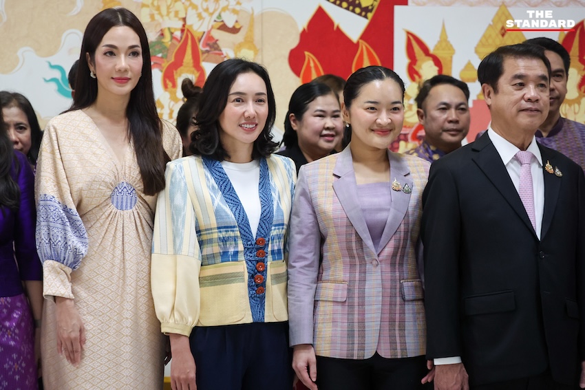 แพทองธาร ชินวัตร ไหว้สิ่งศักดิ์สิทธิ์หน้ากระทรวงวัฒนธรรม