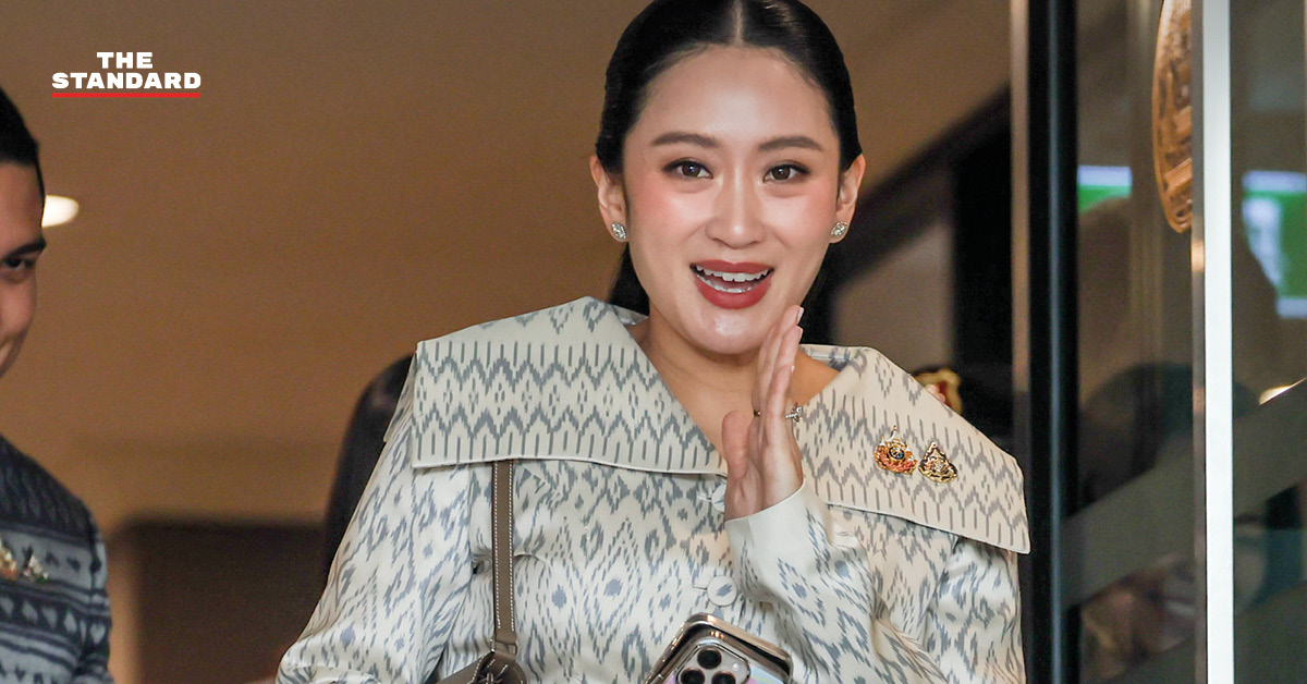 แพทองธาร ชินวัตร เดินขึ้นรถหลังการประชุม ครม. ขณะฝ่ายค้านนับองค์ประชุมในวันเปิดสภา