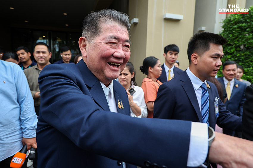 แพทองธาร ชินวัตร เดินขึ้นรถหลังการประชุม ครม. ขณะฝ่ายค้านนับองค์ประชุมในวันเปิดสภา