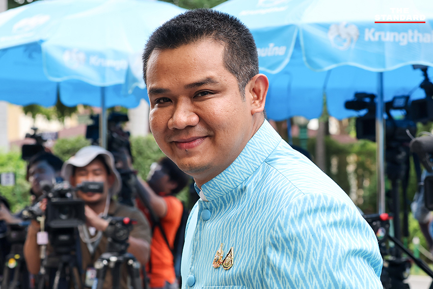 แพทองธาร ชินวัตร เดินขึ้นรถหลังการประชุม ครม. ขณะฝ่ายค้านนับองค์ประชุมในวันเปิดสภา