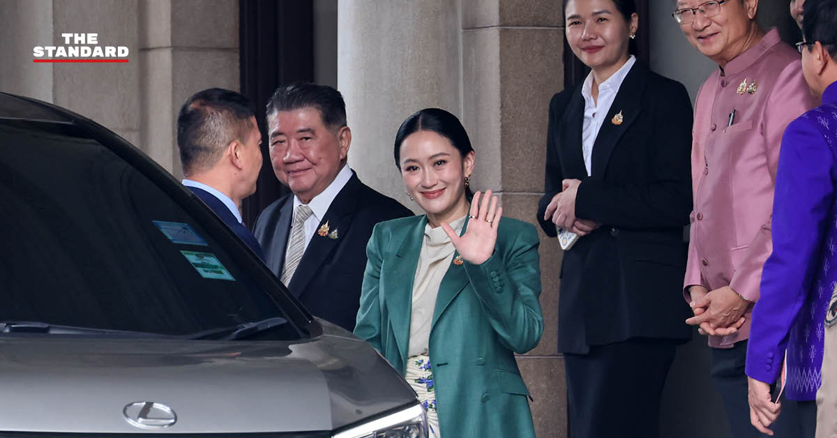 แพทองธาร ชินวัตร โบกมือลาสื่อมวลชนหลังศาลสั่งหยุดทำหน้าที่นายกรัฐมนตรี รอชี้แจงคลิปเสียงปมอธิปไตย