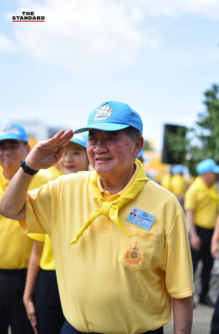 ภูมิธรรมนำคณะข้าราชการจัดกิจกรรมจิตอาสาบริการประชาชนที่ลานคนเมือง ถวายพระพรวันเฉลิมพระชนมพรรษา