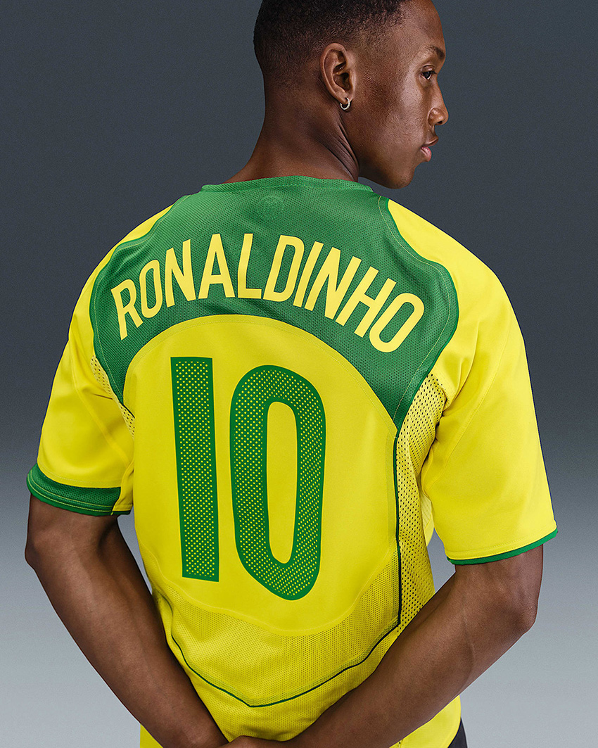 เสื้อโรนัลดินโญ่ ทีมชาติบราซิล ปี 2004 จาก Nike ซีรียส์ Total 90