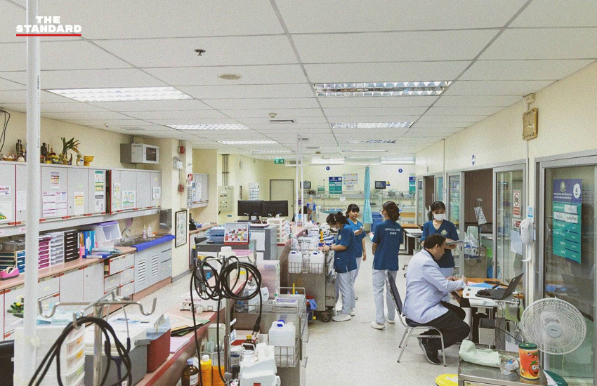 รศ.นพ.ศิระ เลาหทัย ศัลยแพทย์ผ่าตัดปอดกับทีมผ่าตัด ณ โรงพยาบาลวชิรพยาบาล