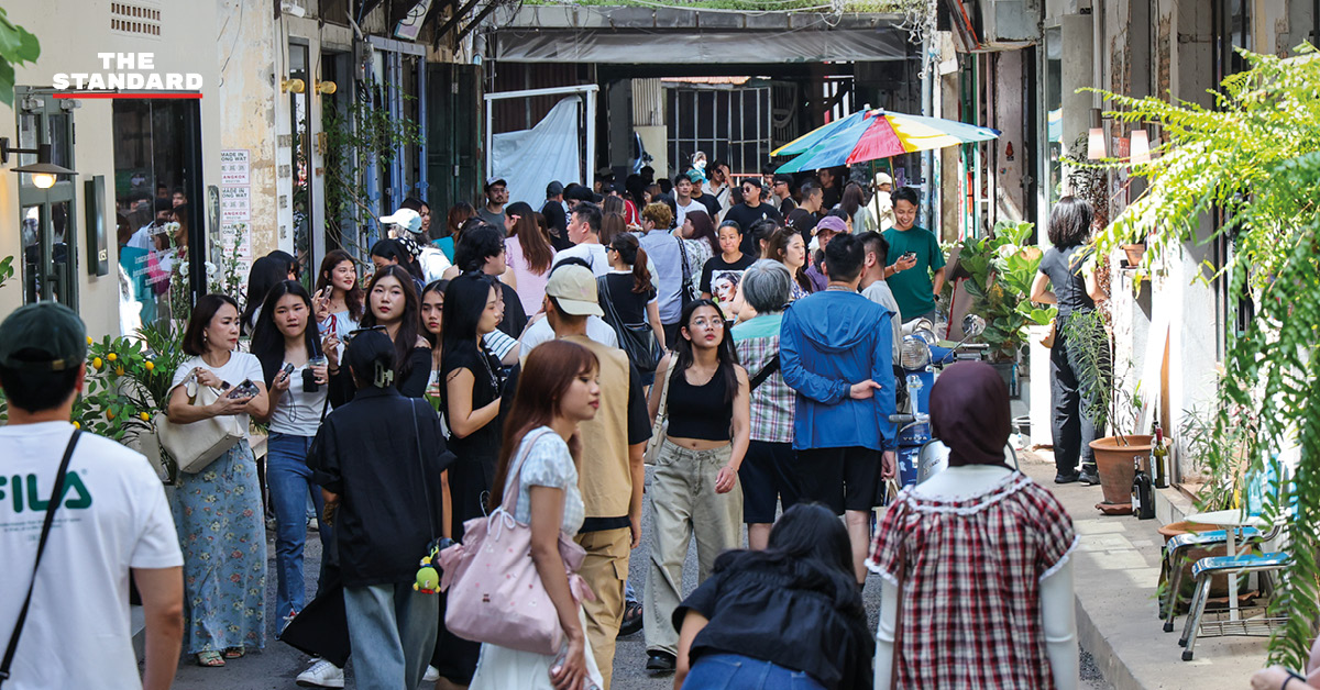 นักท่องเที่ยวเดินเล่นถ่ายรูปริมถนน ทรงวาด ย่านเก่าแก่กรุงเทพฯ บรรยากาศวินเทจ คาเฟ่และร้านอาหารตลอดสองข้างทาง