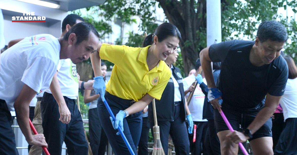 รัฐมนตรีช่วยมหาดไทยและผู้ว่าฯ กทม. ร่วมทำความสะอาดทางเท้าสุขุมวิท