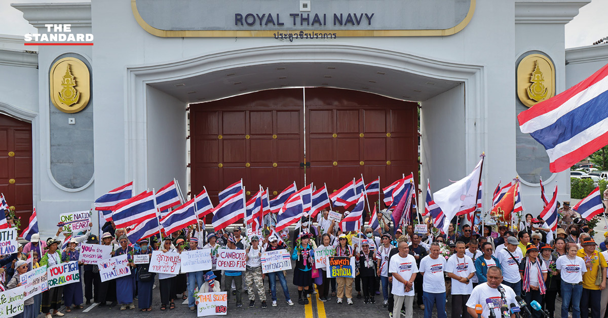 กลุ่มรวมพลังแผ่นดินฯ มอบดอกไม้ให้กำลังใจทหารเรือชายแดนไทย-กัมพูชา