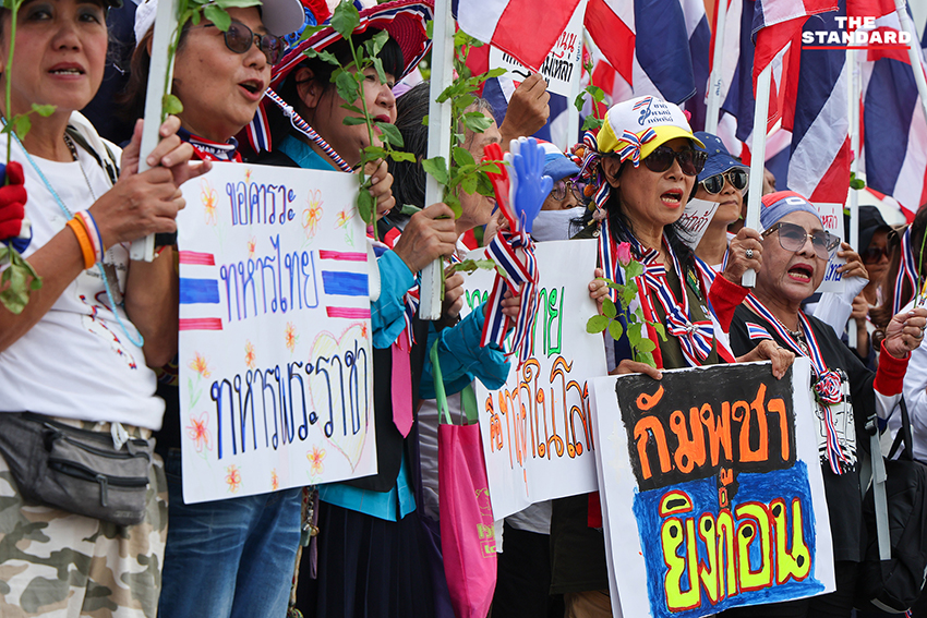 กลุ่มรวมพลังแผ่นดินฯ มอบดอกไม้ให้กำลังใจทหารเรือชายแดนไทย-กัมพูชา