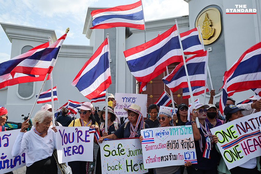 กลุ่มรวมพลังแผ่นดินฯ มอบดอกไม้ให้กำลังใจทหารเรือชายแดนไทย-กัมพูชา