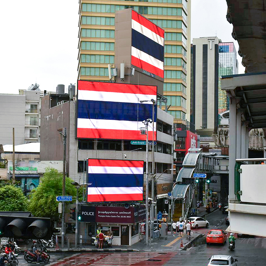 ภาพธงไตรรงค์โบกสะบัดบนจอ Plan B ทั่วประเทศ