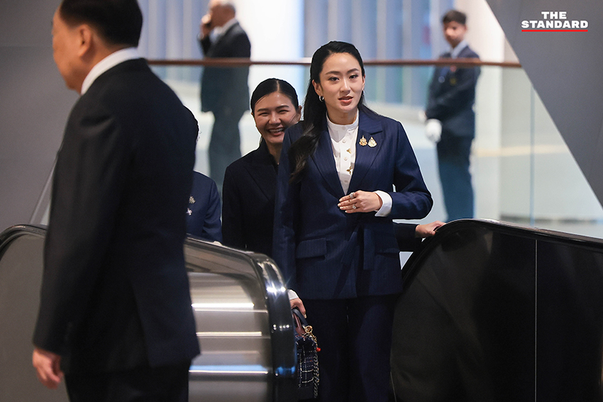 ทักษิณ ชินวัตร กล่าวปราศรัยบนเวทีงานเสวนา อสมท แสดงวิสัยทัศน์ปลดล็อกอนาคตประเทศไทย
