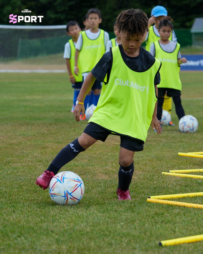 ซิโก้ยืนกลางสนามฟุตบอลใน Club Med Kiroro Grand – เริ่มต้นแคมป์ Zico 10 Camp