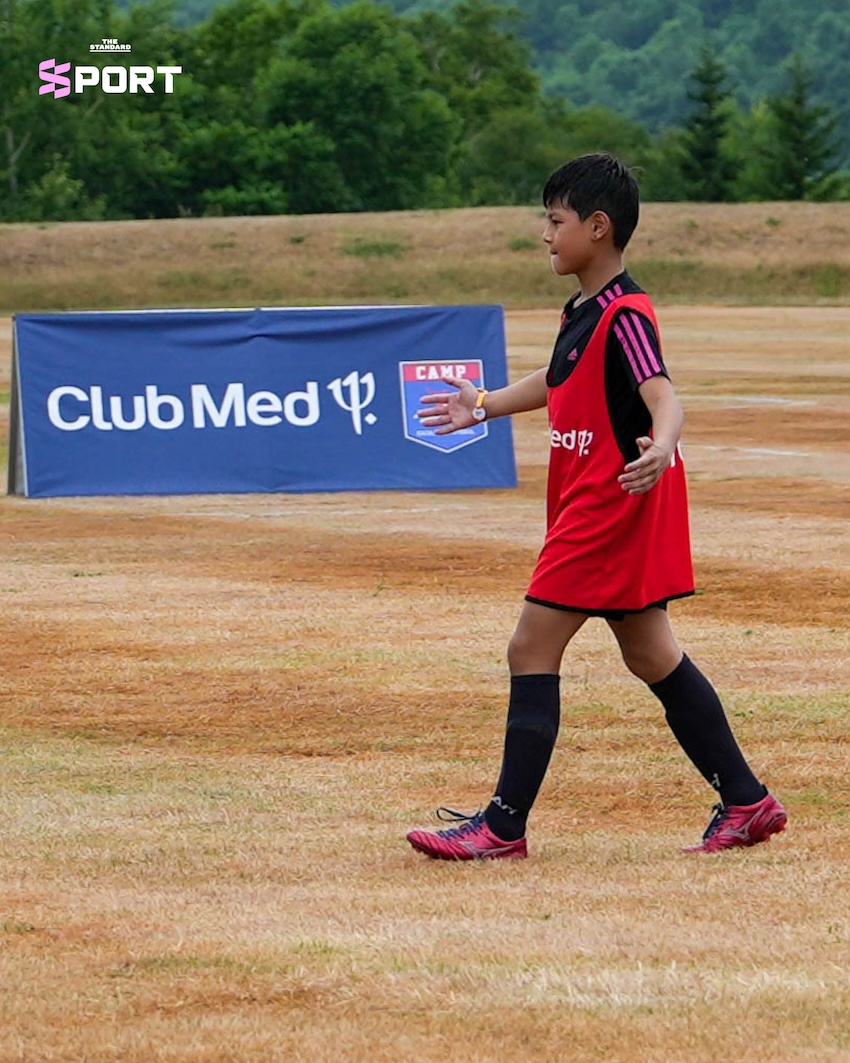 ซิโก้ยืนกลางสนามฟุตบอลใน Club Med Kiroro Grand – เริ่มต้นแคมป์ Zico 10 Camp